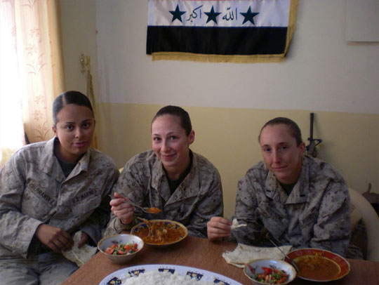military-women-eating_540.jpg - 48340 Bytes
